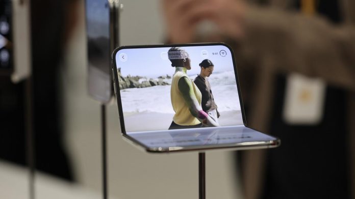 post-2-iphone-duo-vs-microsoft-surface-duo-mismo-nombre-dos-filosof