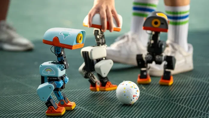 post-0-jensen-huang-se-vuelve-viral-jugando-con-unos-robots-pato-qu